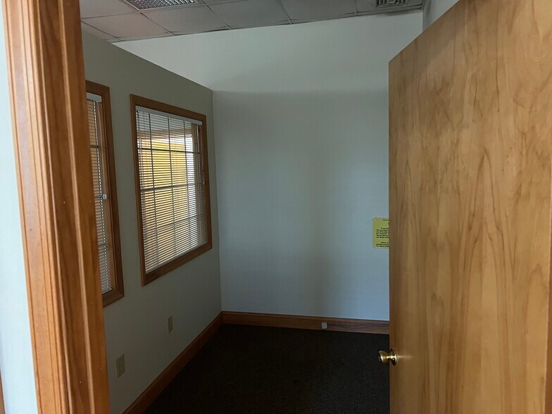 More Photos Of 272 Main Street, Nicholson Office For Sale