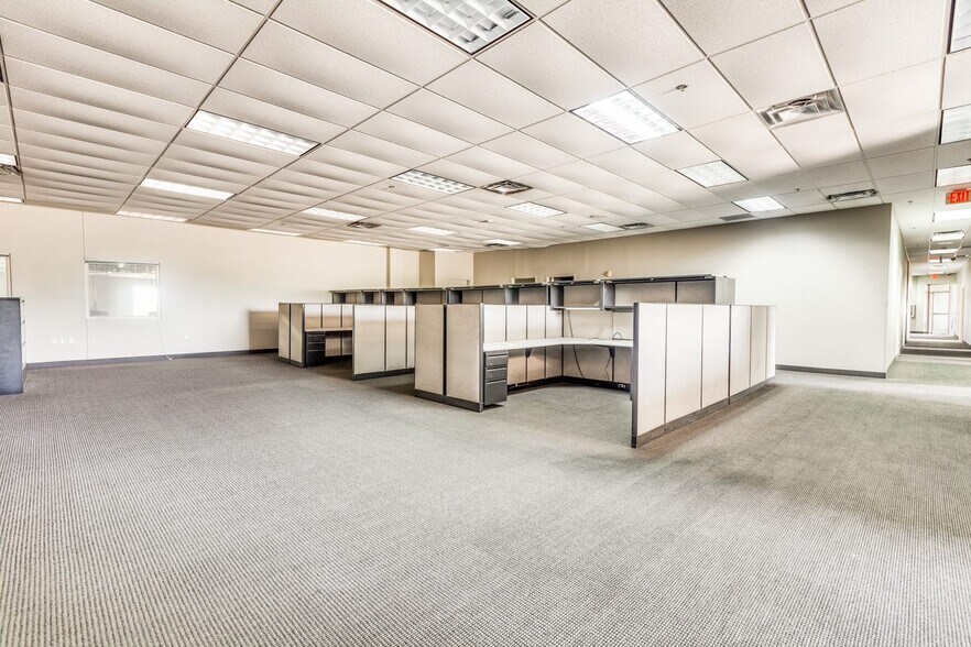 More Photos Of 601 National Dr, Ennis Manufacturing For Sale