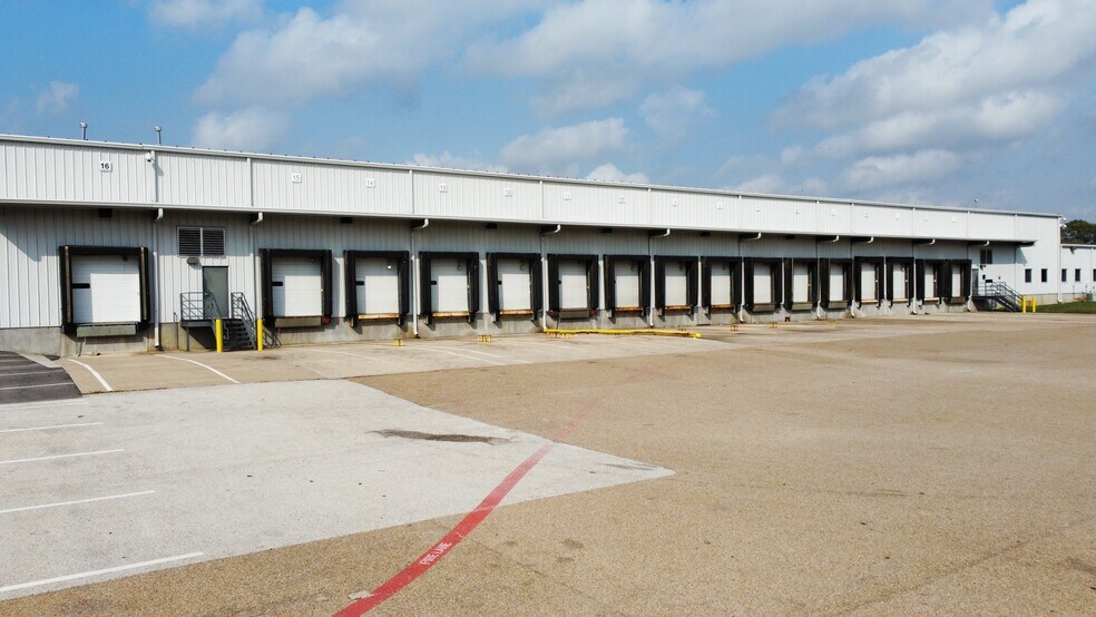 More Photos Of 2799 N Earl Rudder Fwy, Bryan Distribution For Lease