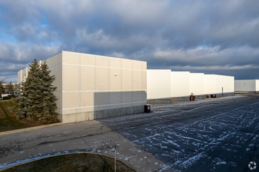 More Photos Of 3535 Laird Rd, Mississauga Warehouse For Lease
