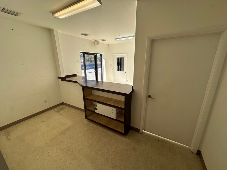 More Photos Of 4151 118th Ave N, Clearwater Warehouse For Lease