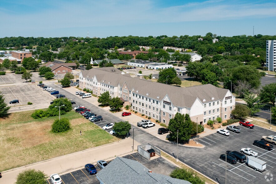 More Photos Of 300 W Romeo B Garrett Ave, Peoria Hotel For Sale
