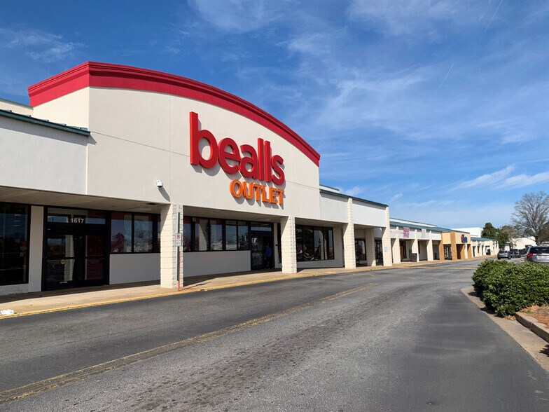 More Photos Of 1617-1699 North Expressway, Griffin Unknown For Lease
