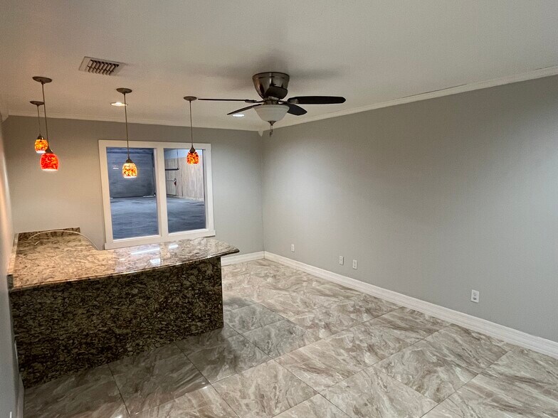 More Photos Of 10780 47th St N, Clearwater Warehouse For Lease