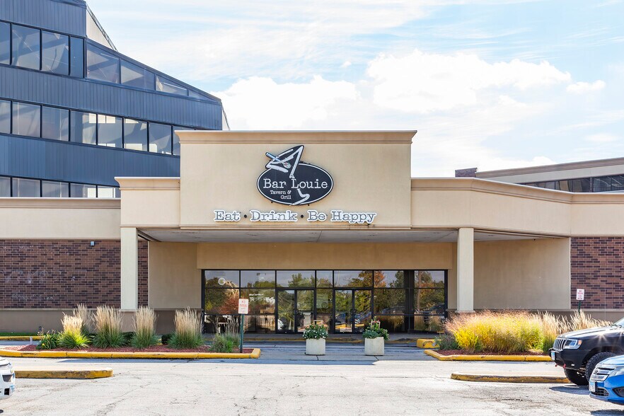 More Photos Of 500 Holiday Plaza Dr, Matteson Hotel For Sale
