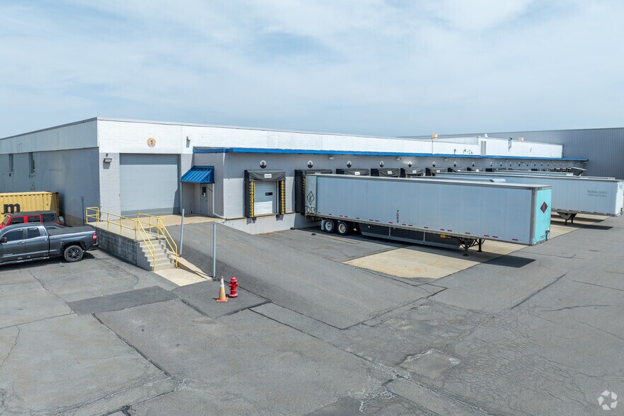 More Photos Of 100 Keystone Industrial Park, Dunmore Distribution For Lease