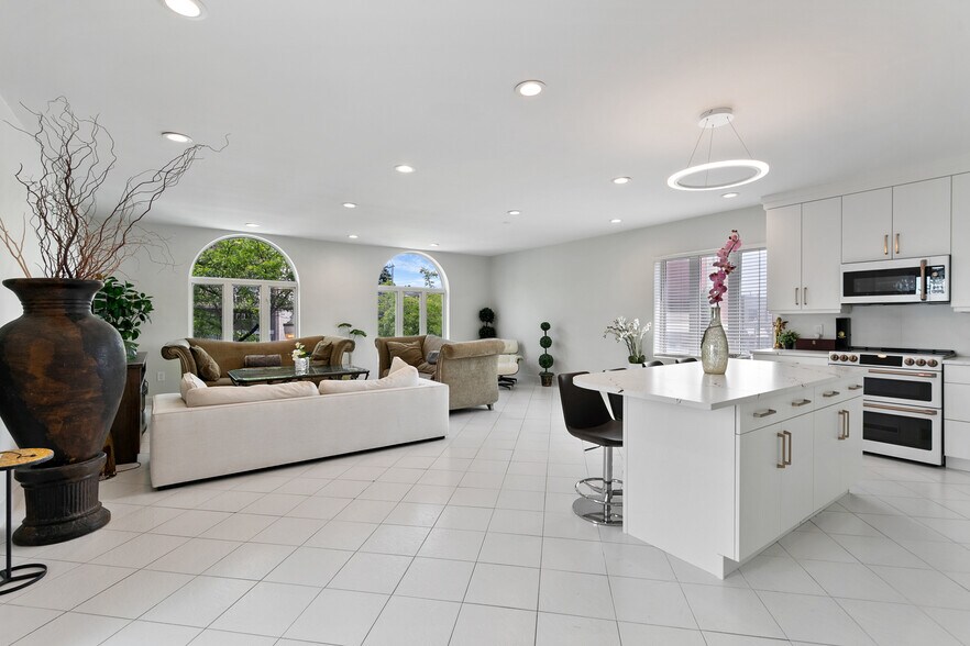 More Photos Of 839 Erie E, Windsor Restaurant For Sale