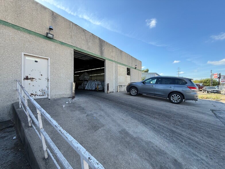 More Photos Of 11104 N Lamar Blvd, Austin Showroom For Lease