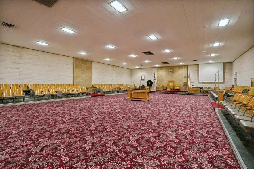 More Photos Of 3843 6th Ave, Des Moines Lodge Meeting Hall For Sale