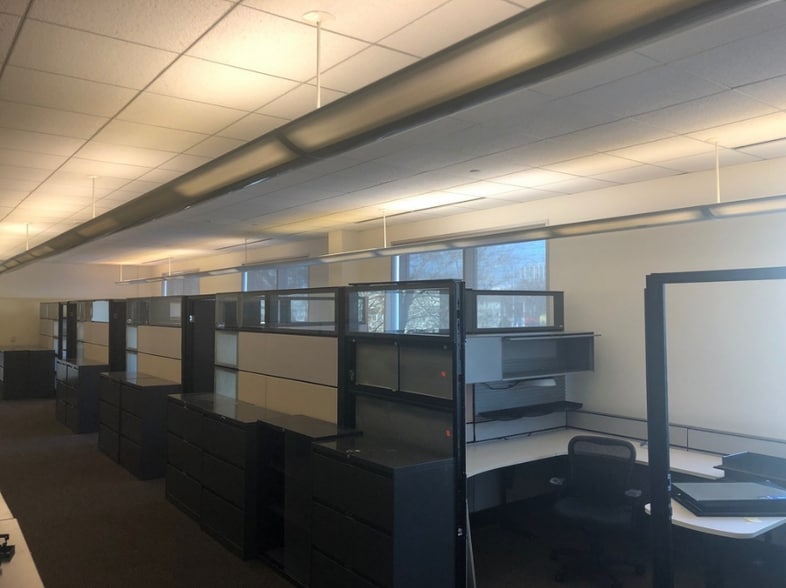 More Photos Of 1-3 E Armour Blvd, Kansas City Office For Lease