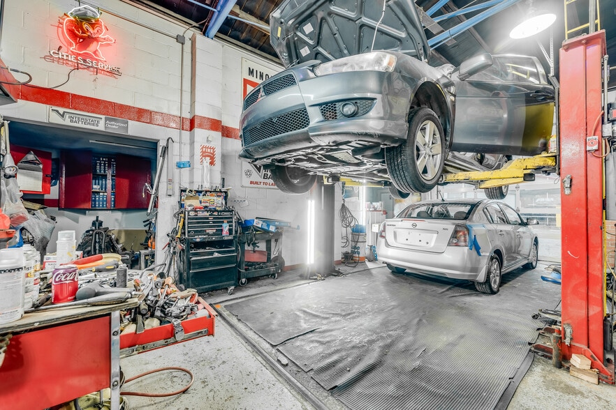 More Photos Of 812 N Pike St, Grafton Auto Dealership For Lease