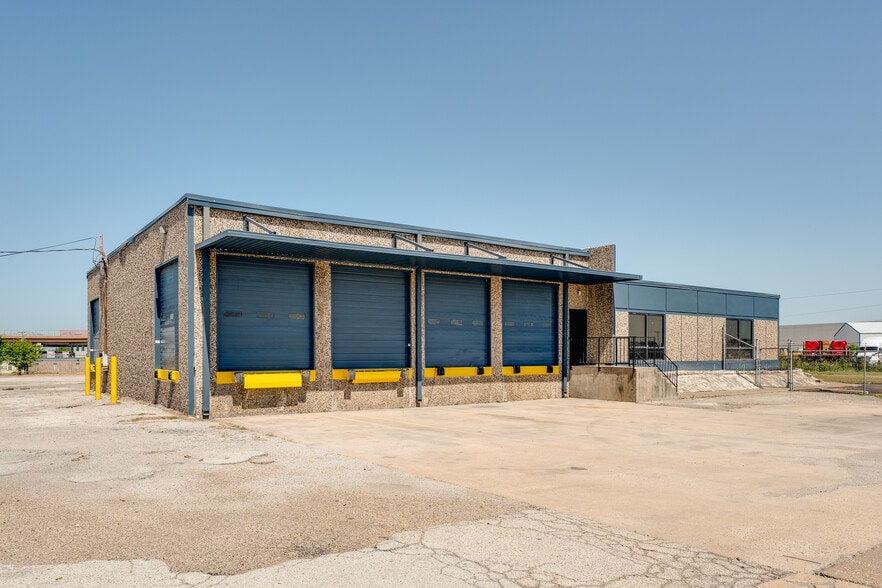 More Photos Of 2560 E Long Ave, Fort Worth Service For Lease