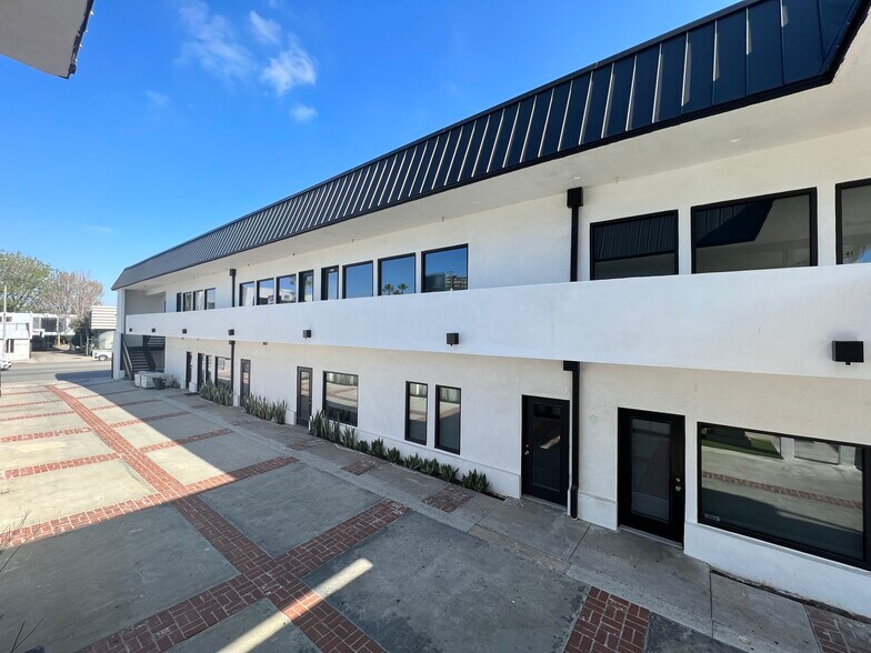 More Photos Of 17514 Ventura Blvd, Encino Office Residential For Lease