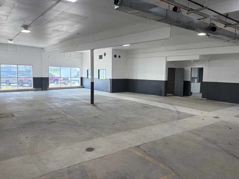 More Photos Of 1230 S West Ave, Waukesha Light Distribution For Lease
