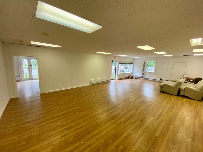 More Photos Of 12 Old Mill Rd, Redding Freestanding For Lease