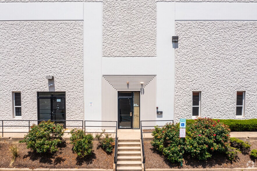 More Photos Of 45 Runway Rd, Levittown Warehouse For Lease