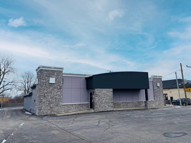 More Photos Of 4030 Coldwater Rd, Fort Wayne Bar For Sale