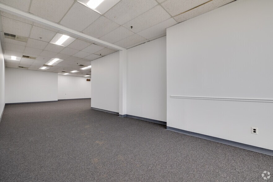 More Photos Of 450-460 Veterans Dr, Burlington Light Distribution For Lease