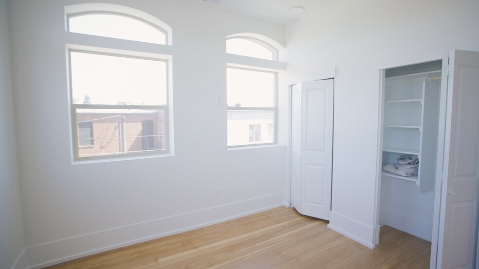 More Photos Of 550 N 1st St, Woodburn Office For Sale