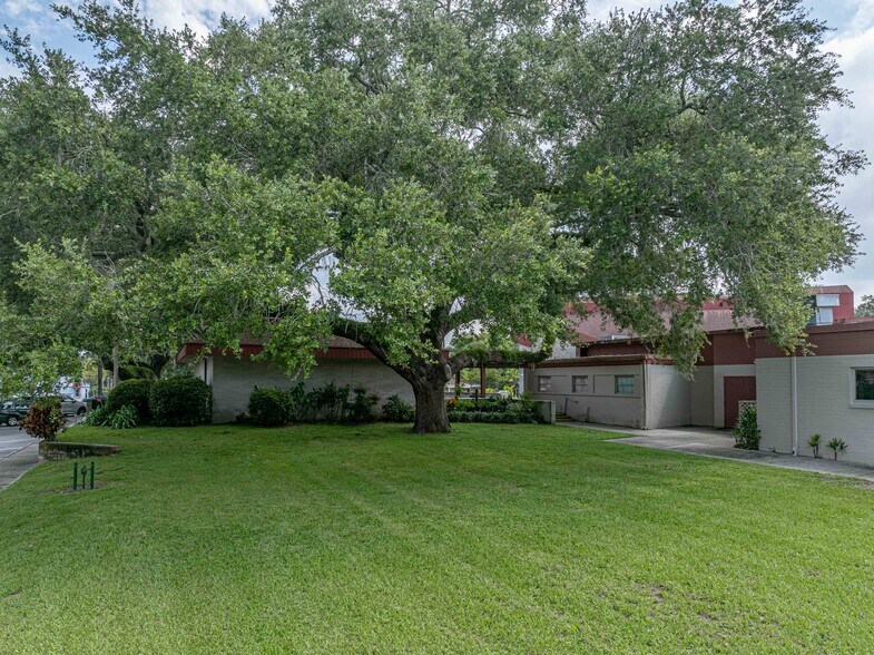 More Photos Of 211 Easton Dr, Lakeland Religious Facility For Sale