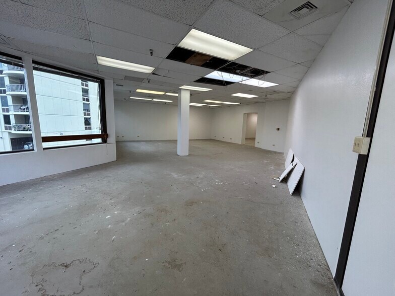 More Photos Of 438-444 Hobron Ln, Honolulu Office For Lease