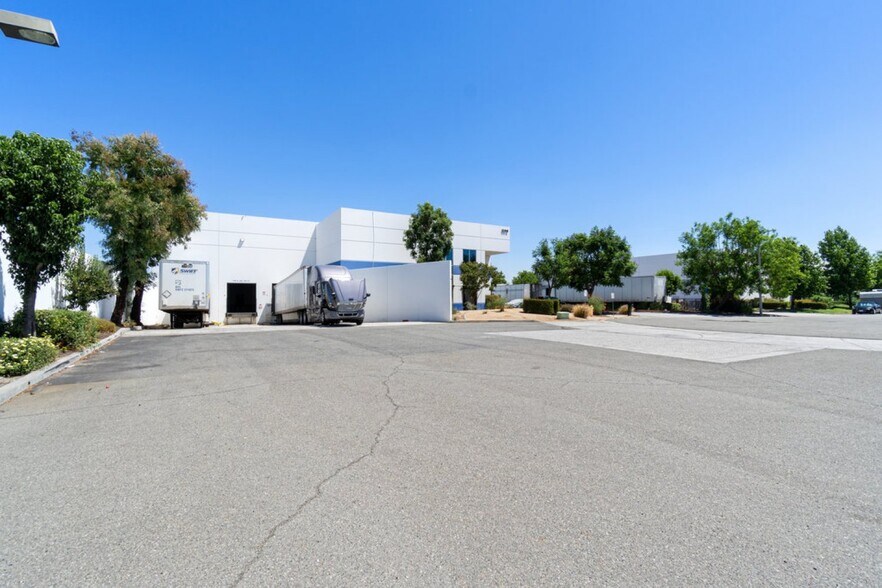 More Photos Of 1190 N Del Rio Pl, Ontario Warehouse For Sale