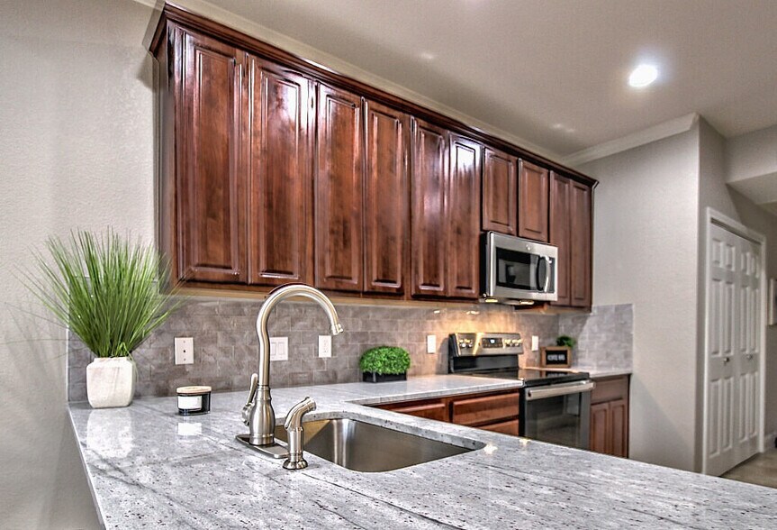 More Photos Of 401 E Pearl St, Granbury Apartments For Sale