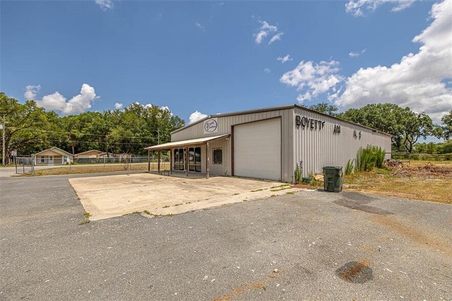 More Photos Of 414 E Jl Tyre St, Screven Showroom For Sale