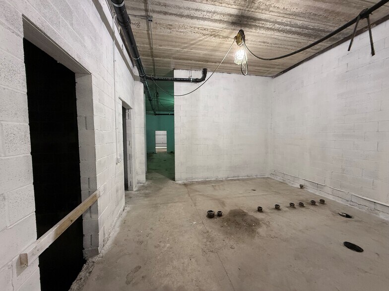 More Photos Of 1954 W Chicago Ave, Chicago Bar For Lease