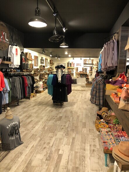 More Photos Of 103 N College Ave, Newton General Retail For Lease