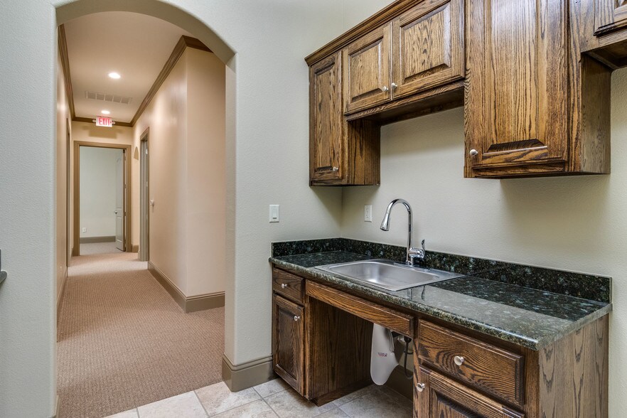 More Photos Of 8621 Mid Cities Blvd, North Richland Hills Office For Lease