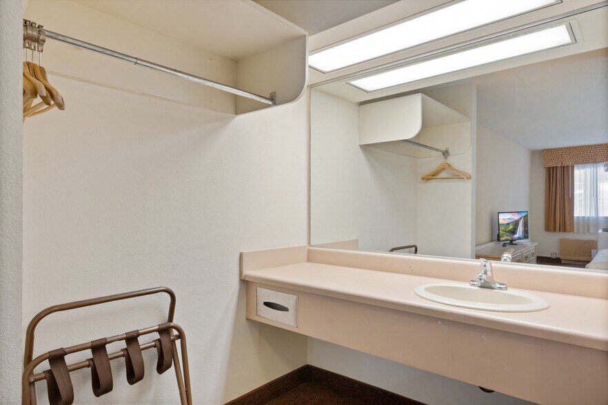 More Photos Of 1530 Cleveland Rd, Sandusky Hotel For Sale