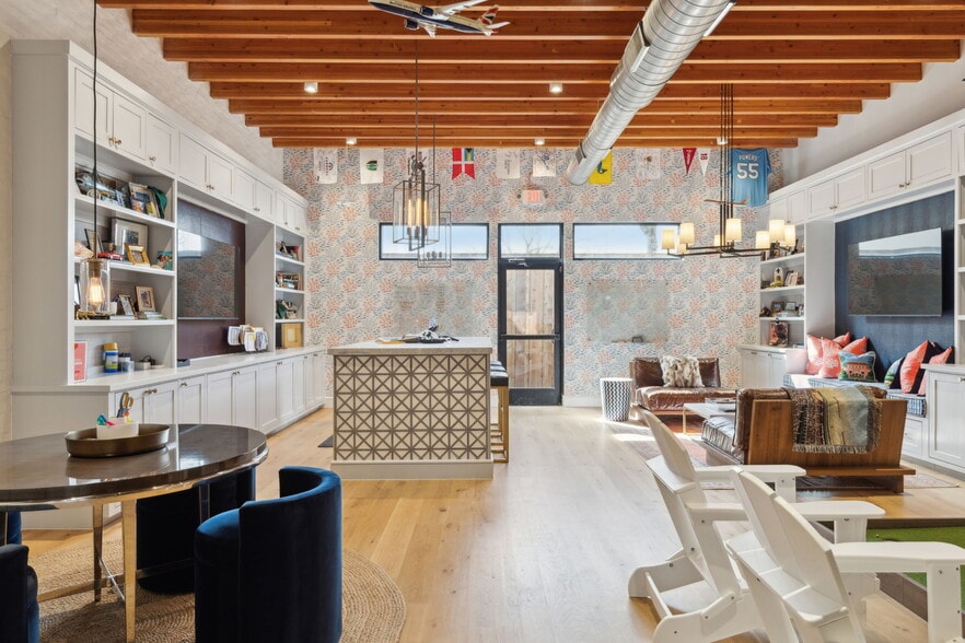 More Photos Of 4763 Algiers St, Dallas Loft Creative Space For Sale