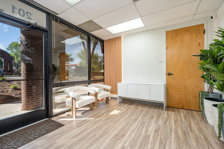 More Photos Of 1805 Sardis Rd N, Charlotte Unknown For Lease