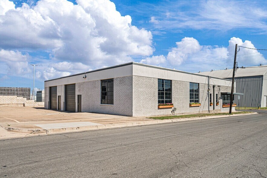 More Photos Of 657 Ruby Ave, Waco Showroom For Lease