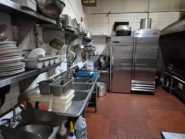 More Photos Of 322-326 Chelsea St, Everett Freestanding For Lease