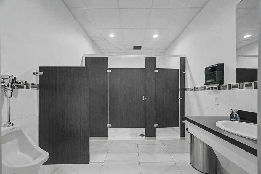More Photos Of 6915 Antoine Dr, Houston Flex For Lease