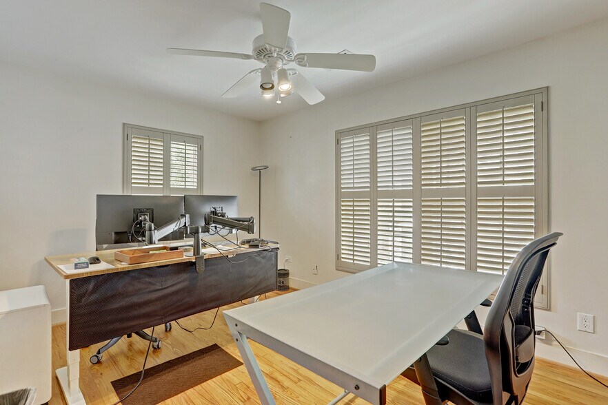 More Photos Of 2033 Buffalo Ter, Houston Office For Lease