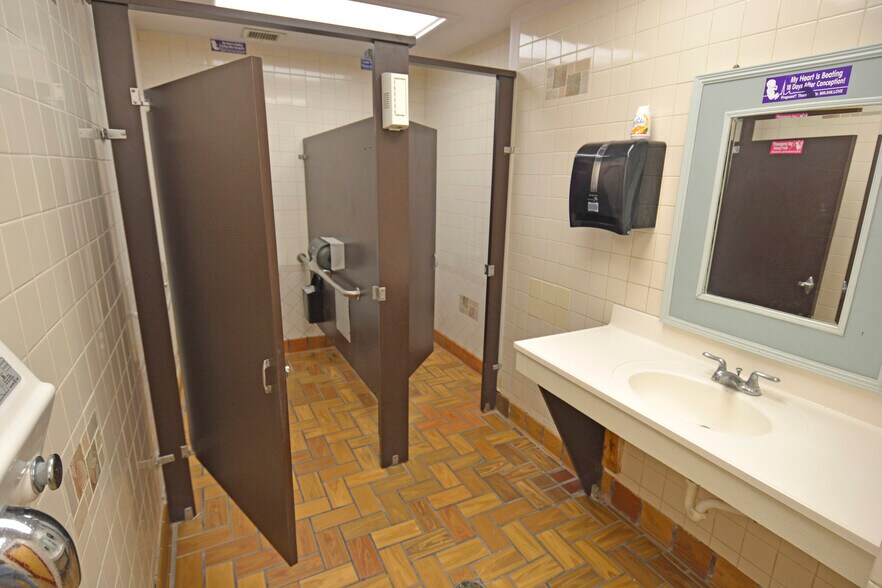 More Photos Of 101 N Us-17, Palatka Drugstore For Sale