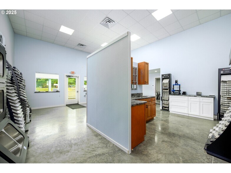 More Photos Of 161 Heritage Way, Roseburg Light Manufacturing For Sale