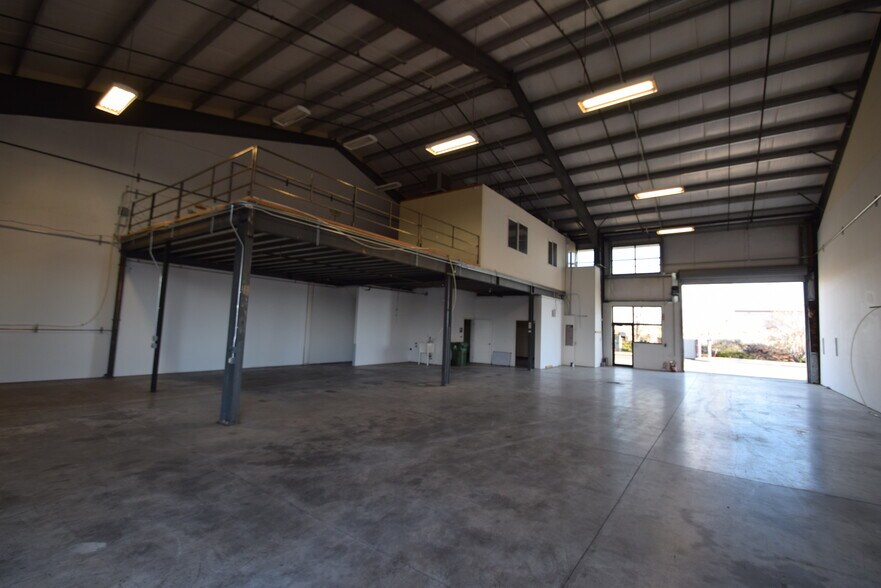 More Photos Of 2121 SW Deerhound Ave, Redmond Manufacturing For Lease