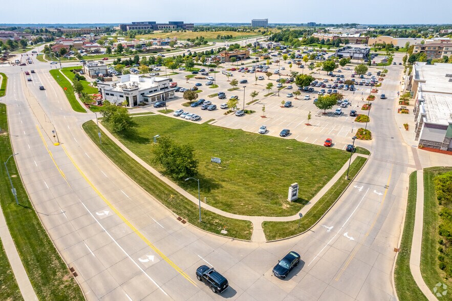 More Photos Of 445 S 64th St, West Des Moines General Retail For Lease