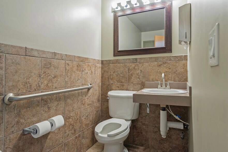 More Photos Of 7430 S Creek Rd, Sandy Office For Sale