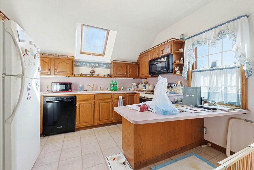 More Photos Of 1501 Lonsdale Ave, Lincoln General Retail For Sale