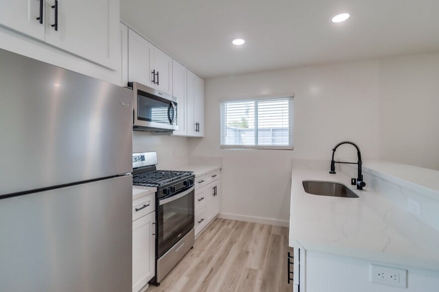 More Photos Of 1478 Hornblend St, San Diego Apartments For Sale