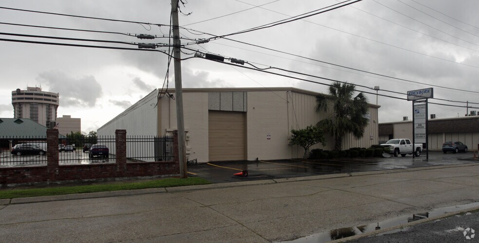 More Photos Of 2615-2617 Edenborn Ave, Metairie Light Manufacturing For Lease