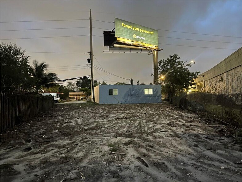 More Photos Of 665 W Prospect Rd, Oakland Park Showroom For Lease