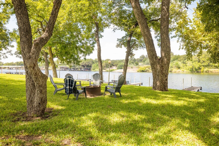 More Photos Of 408 Clen Oak Pkwy, Burnet Hospitality For Sale