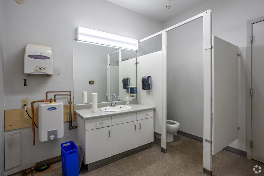 More Photos Of 8520 106A Ave NW, Edmonton Warehouse For Lease