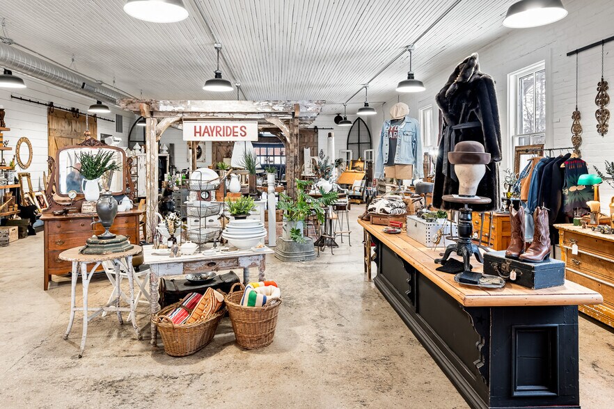 More Photos Of 219 Jefferson St, Waupaca Storefront Retail Office For Sale